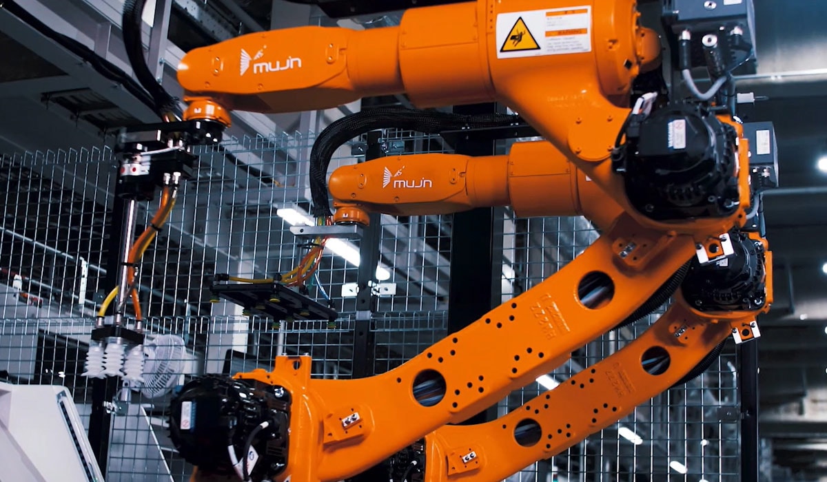Uniqlo incorpora un robot capaz de doblar camisetas Uniqlo incorpora un robot capaz de doblar camisetas